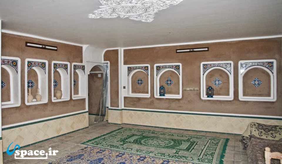 نمای سالن 16 نفره کف خواب -اقامتگاه بوم گردی نگار - ورزنه - اصفهان